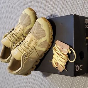 ON Cloud monochrome women's size 8 in Endive